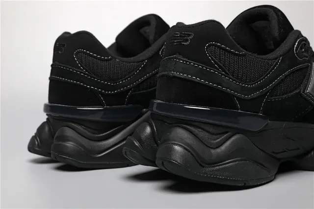 New Balance Tênis Lifestyle Preto e Cinza Monocromático com parte superior em malha e camurça em camadas 2