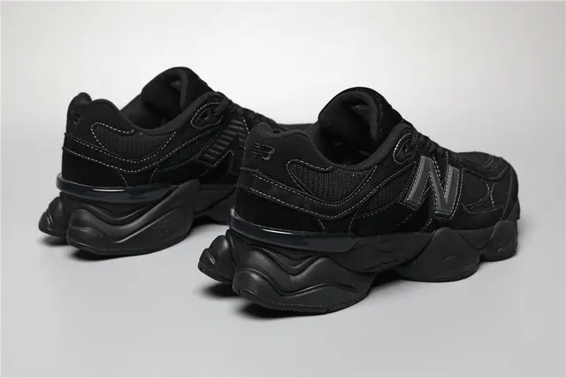 New Balance Tênis Lifestyle Preto e Cinza Monocromático com parte superior em malha e camurça em camadas 3