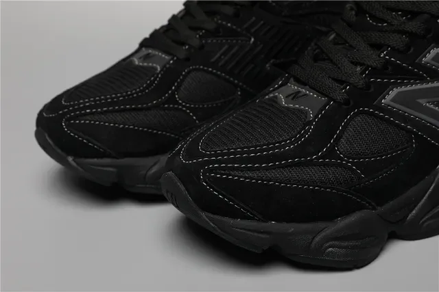 New Balance Tênis Lifestyle Preto e Cinza Monocromático com parte superior em malha e camurça em camadas 4