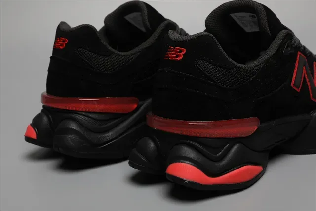 New Balance Chaussures Lifestyle Noir Rouge Chunky Sculpted Midsole Mesh Et Suède Upper 2