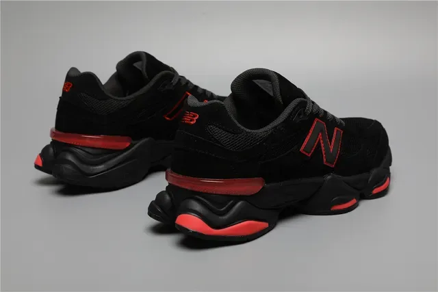 New Balance Chaussures Lifestyle Noir Rouge Chunky Sculpted Midsole Mesh Et Suède Upper 3