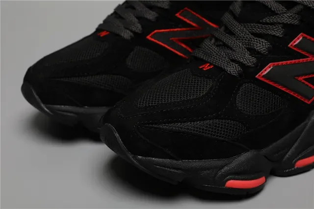 New Balance Chaussures Lifestyle Noir Rouge Chunky Sculpted Midsole Mesh Et Suède Upper 4