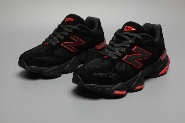 New Balance Chaussures Lifestyle Noir Rouge Chunky Sculpted Midsole Mesh Et Suède Upper 5