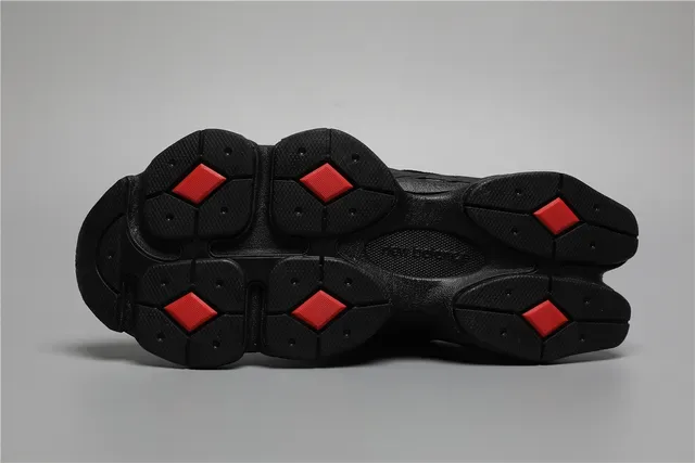 New Balance Chaussures Lifestyle Noir Rouge Chunky Sculpted Midsole Mesh Et Suède Upper 6
