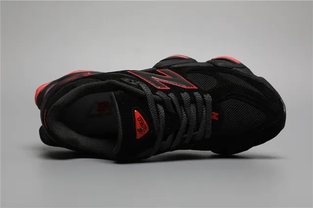 New Balance Chaussures Lifestyle Noir Rouge Chunky Sculpted Midsole Mesh Et Suède Upper 7