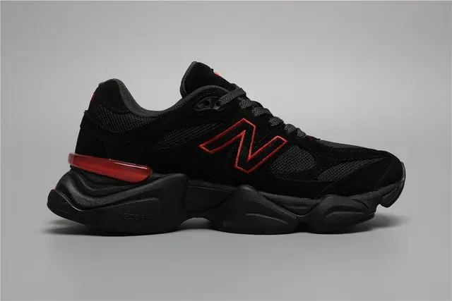 New Balance Chaussures Lifestyle Noir Rouge Chunky Sculpted Midsole Mesh Et Suède Upper 8