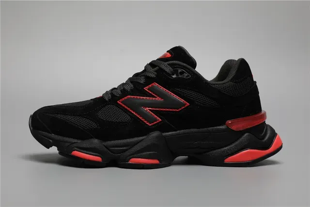 New Balance Chaussures Lifestyle Noir Rouge Chunky Sculpted Midsole Mesh Et Suède Upper 9