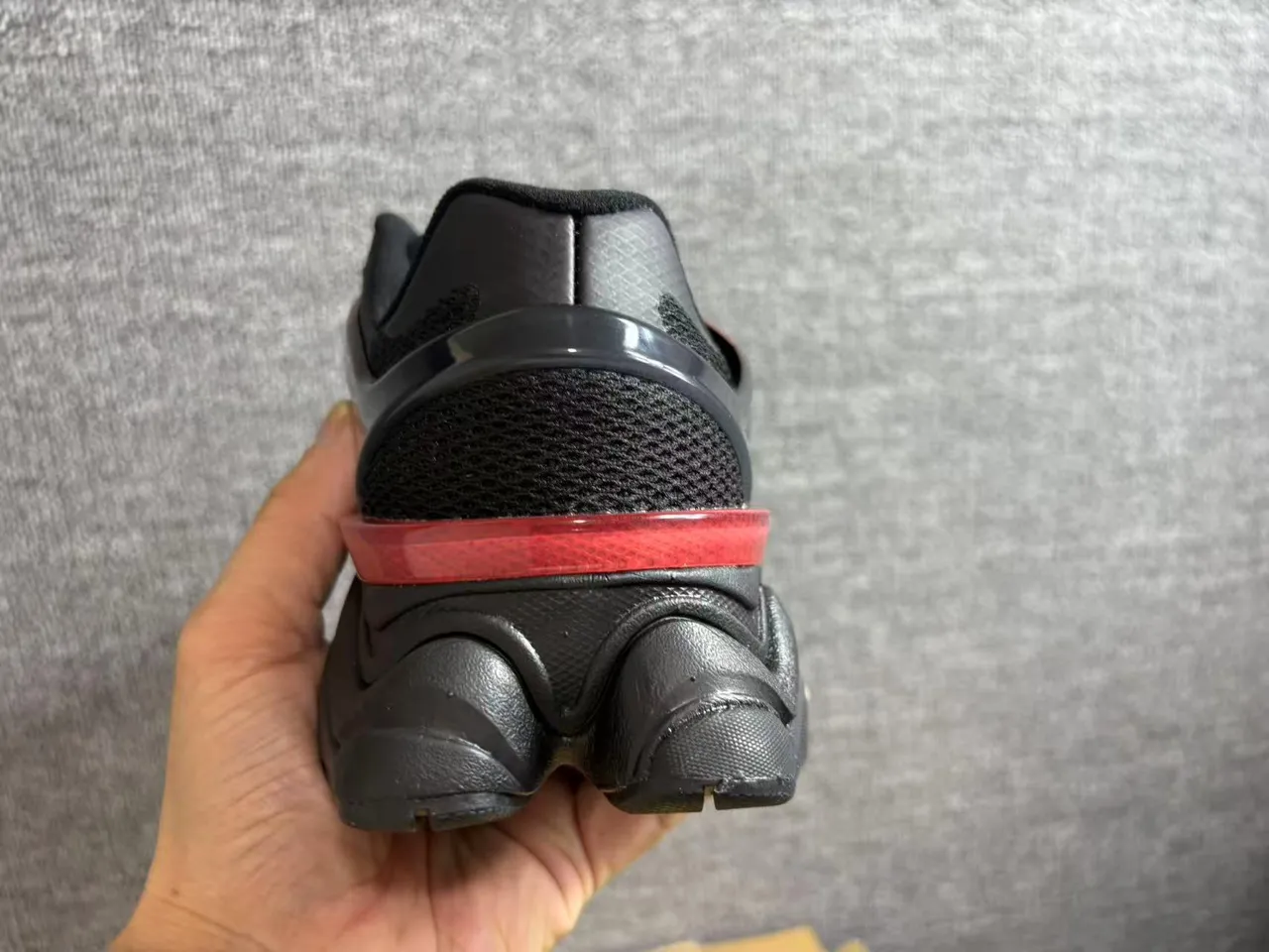 New Balance Chaussures Noires et Rouges Semelle Stratifiée Superposition Gradient Translucide Chunky Sneakers 2