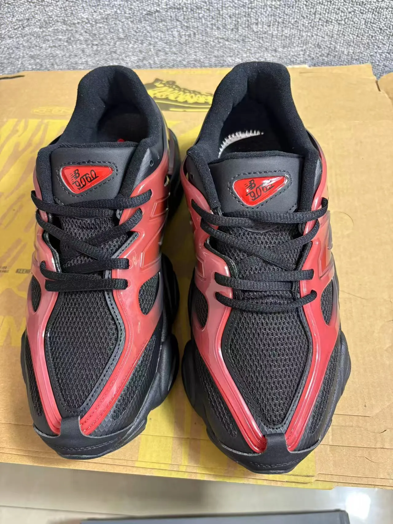 New Balance Chaussures Noires et Rouges Semelle Stratifiée Superposition Gradient Translucide Chunky Sneakers 3