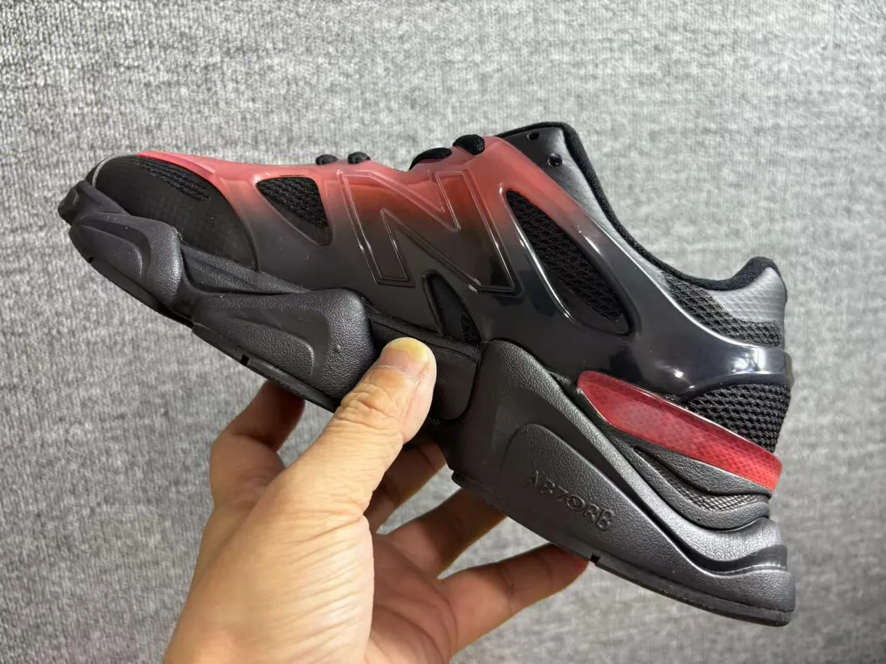 New Balance Chaussures Noires et Rouges Semelle Stratifiée Superposition Gradient Translucide Chunky Sneakers 4