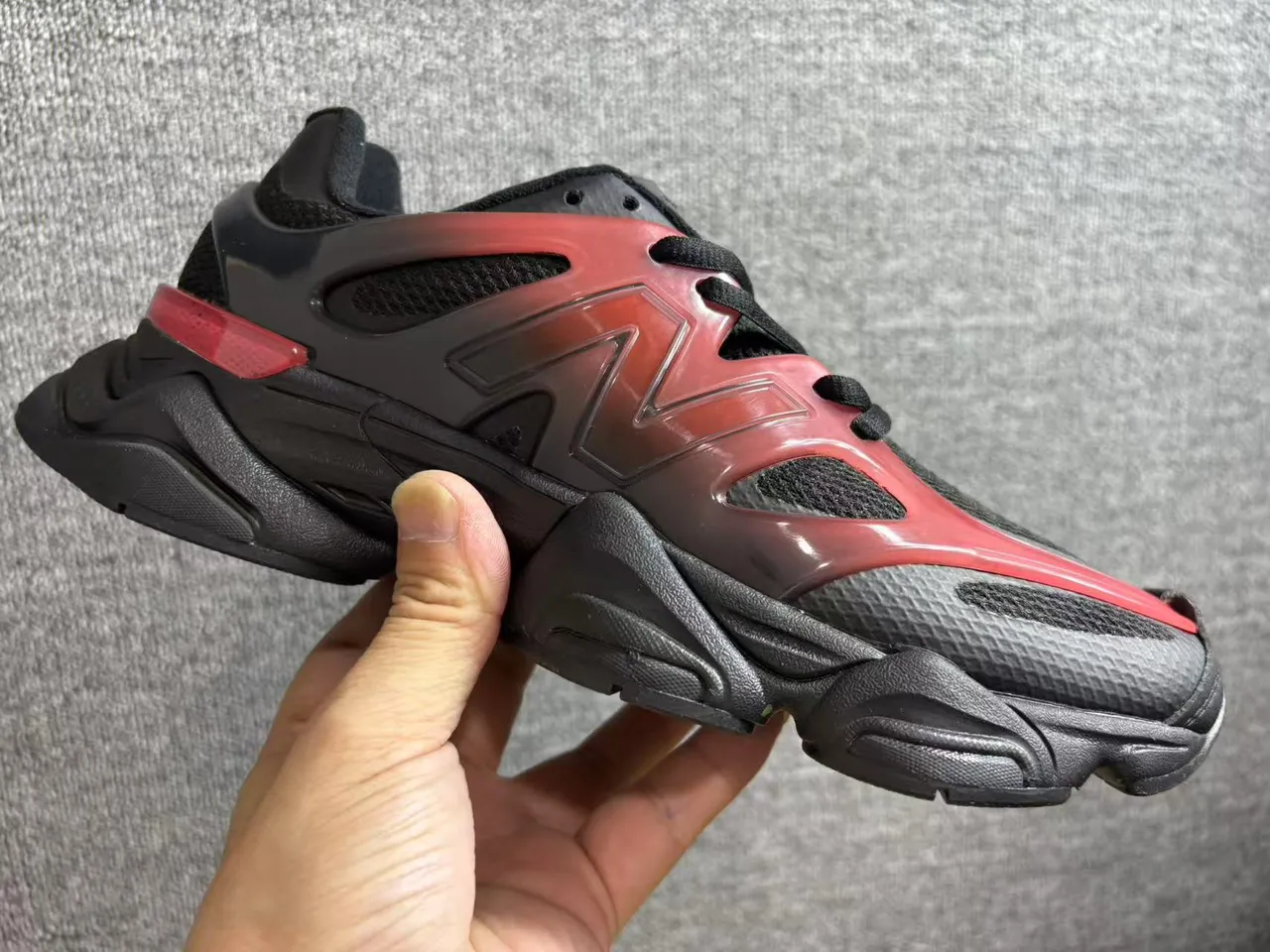 New Balance Chaussures Noires et Rouges Semelle Stratifiée Superposition Gradient Translucide Chunky Sneakers 5
