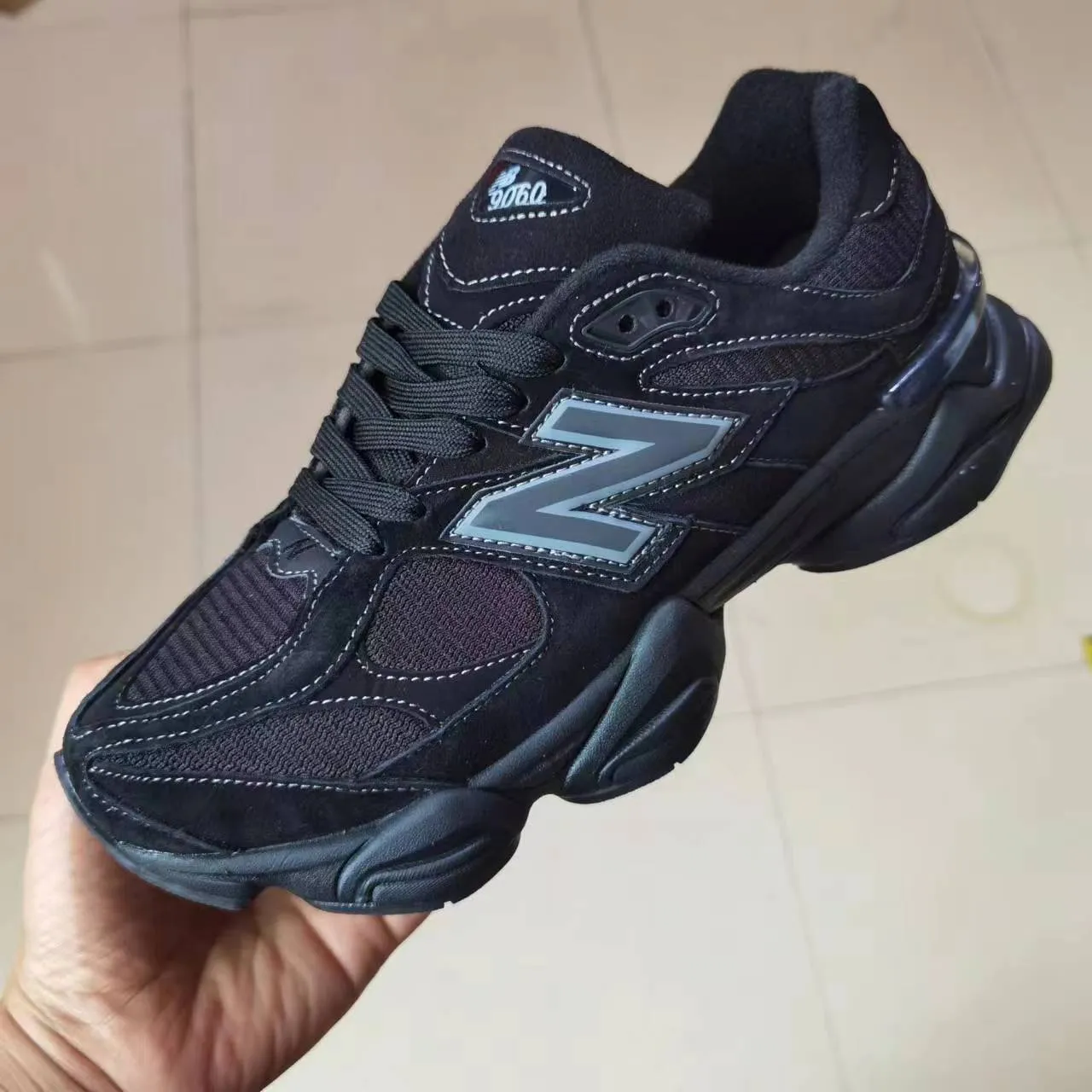 New Balance sneakers chunky silhouette noire et jaune upper mixte daim et mesh 2