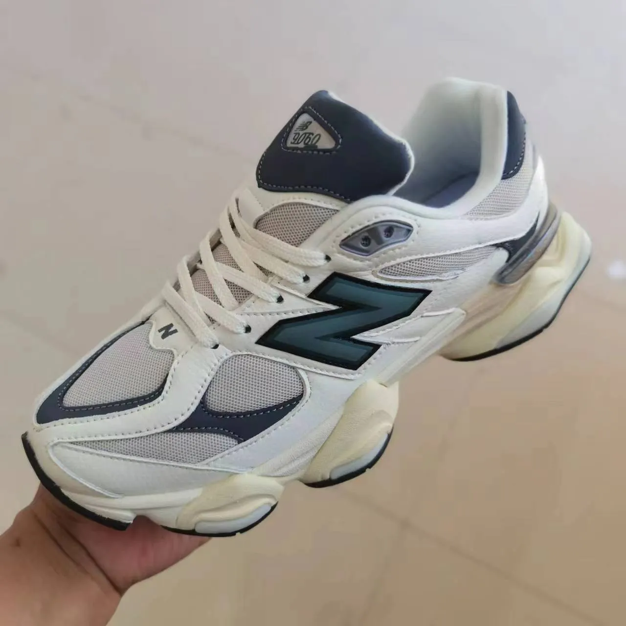 New Balance sneakers chunky silhouette noire et jaune upper mixte daim et mesh 6
