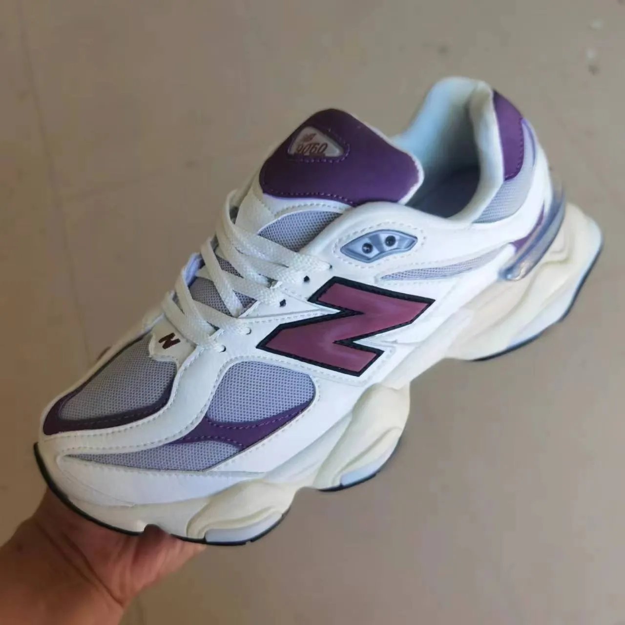 New Balance sneakers chunky silhouette noire et jaune upper mixte daim et mesh 7