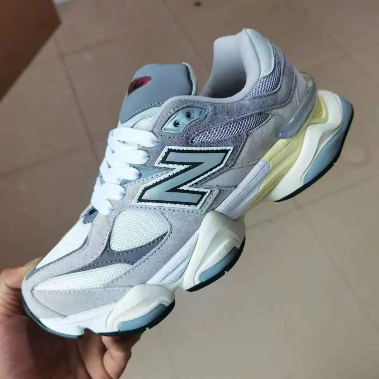 New Balance sneakers chunky silhouette noire et jaune upper mixte daim et mesh 9