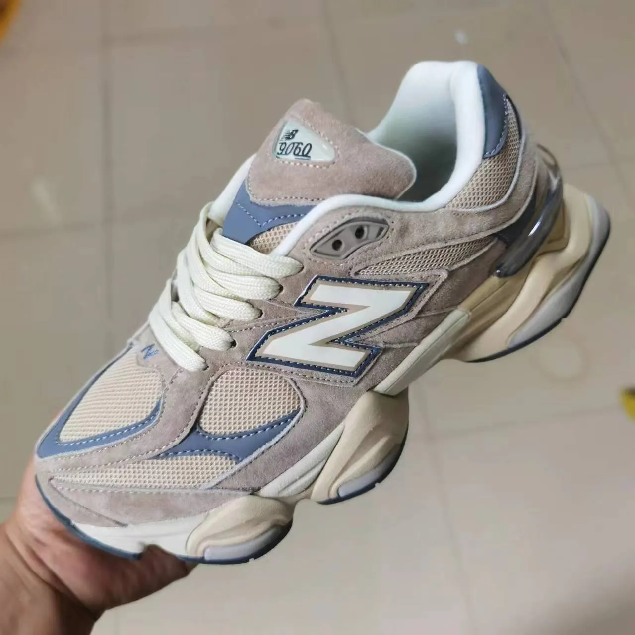 New Balance sneakers chunky silhouette noire et jaune upper mixte daim et mesh 13