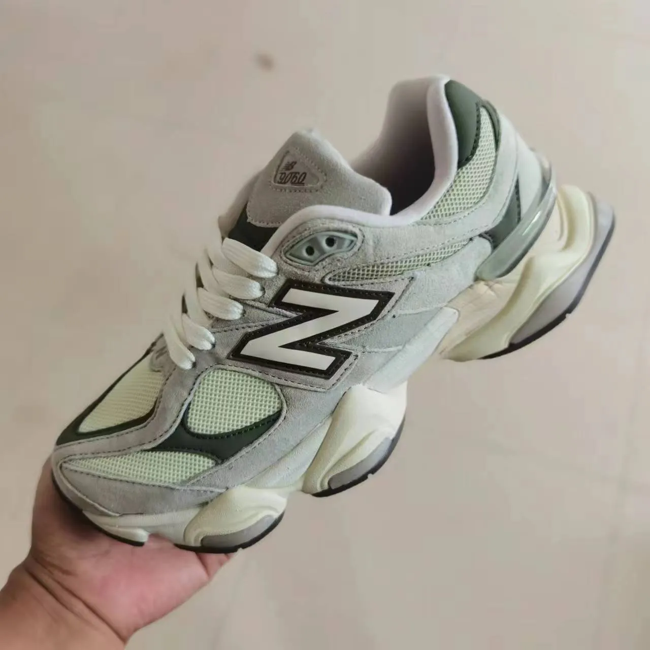 New Balance sneakers chunky silhouette noire et jaune upper mixte daim et mesh 14
