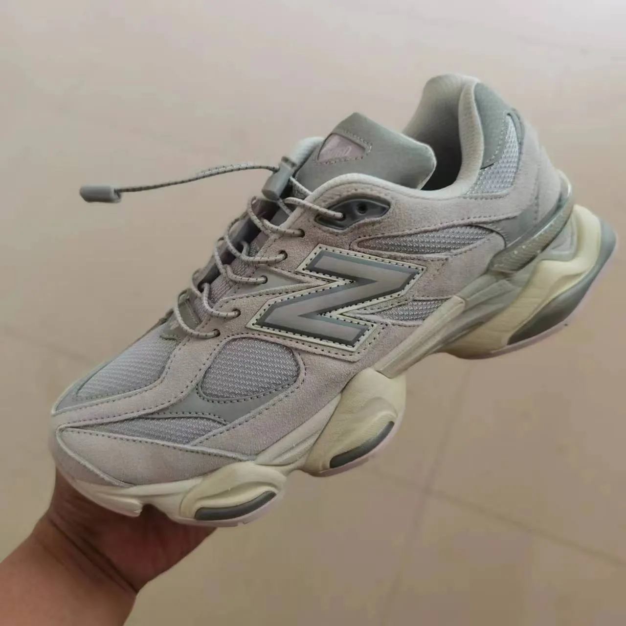 New Balance sneakers chunky silhouette noire et jaune upper mixte daim et mesh 15