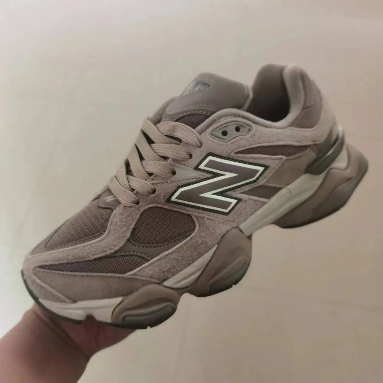 New Balance sneakers chunky silhouette noire et jaune upper mixte daim et mesh 16