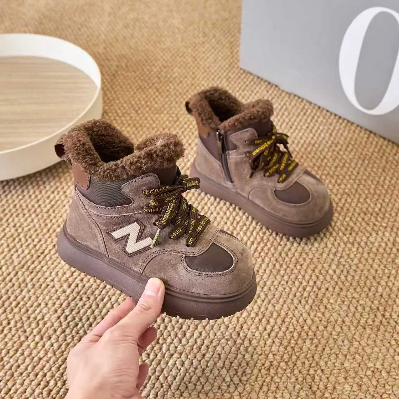 New Balance Marrom Preto Bota de Tornozelo Isolada Parte Superior en camurça similar Bota de Neve 3