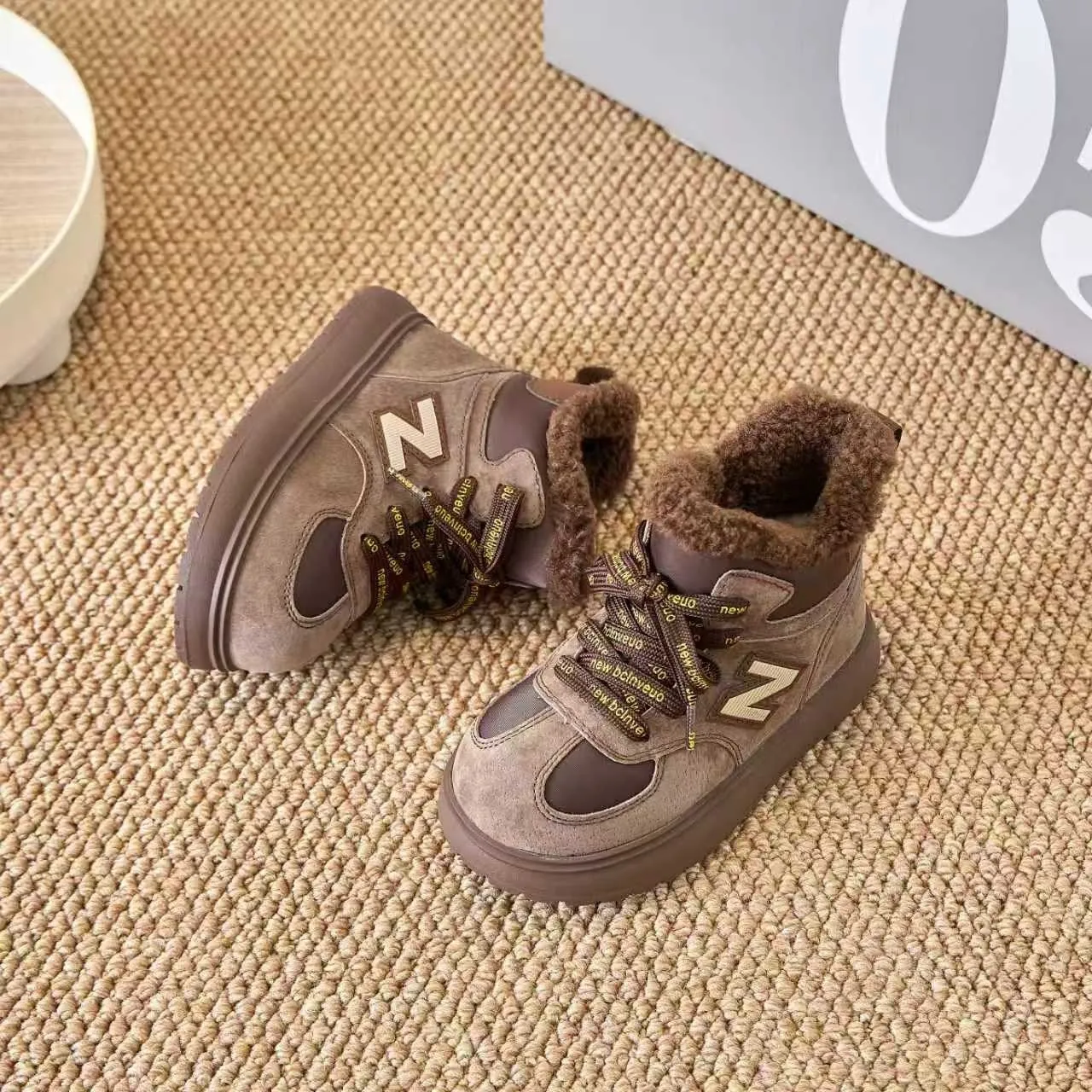 New Balance Marrom Preto Bota de Tornozelo Isolada Parte Superior en camurça similar Bota de Neve 16