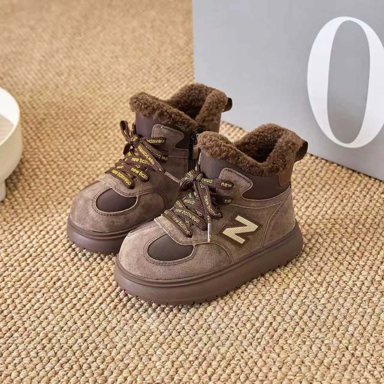 New Balance Marrom Preto Bota de Tornozelo Isolada Parte Superior en camurça similar Bota de Neve 17