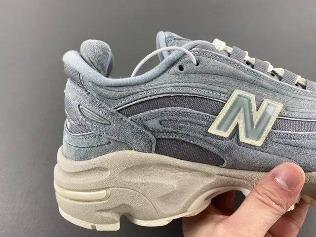New Balance Tênis Chunky Cinza Bege Sola Media Camurça Malha 3