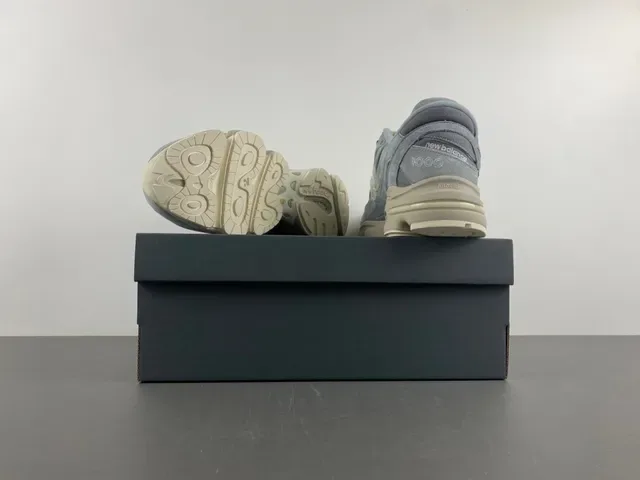 New Balance Tênis Chunky Cinza Bege Sola Media Camurça Malha 16