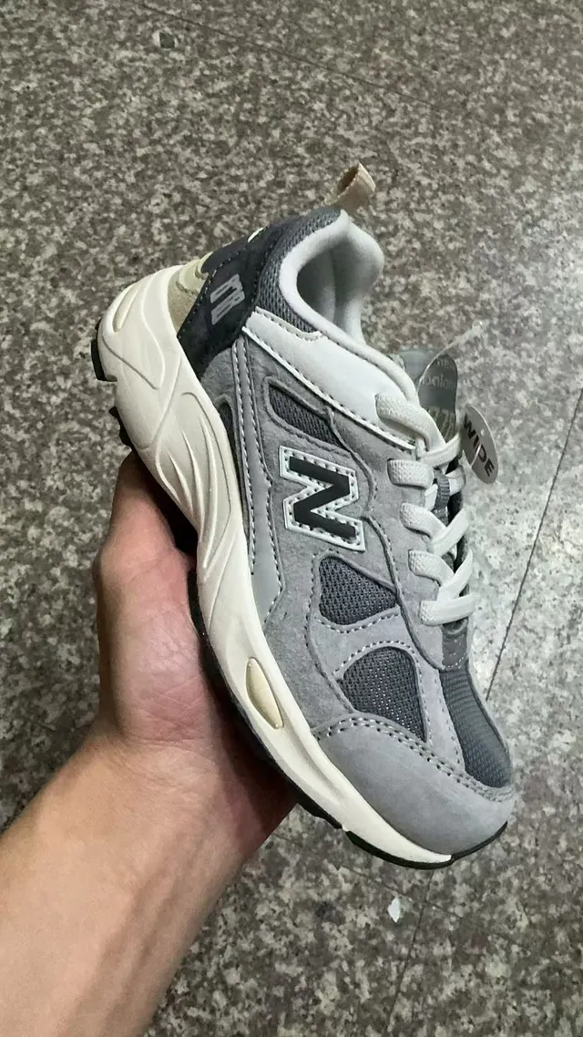 New Balance رمادي أبيض وسط طبقة شبكية و جلد الغزال العلوي حذاء رياضي سميك 2