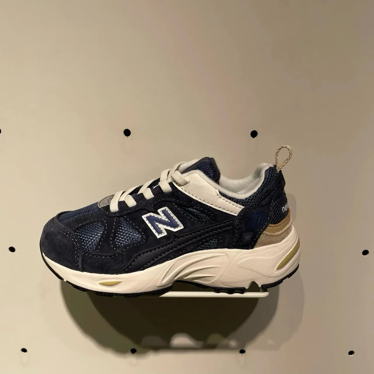 New Balance رمادي أبيض وسط طبقة شبكية و جلد الغزال العلوي حذاء رياضي سميك 17