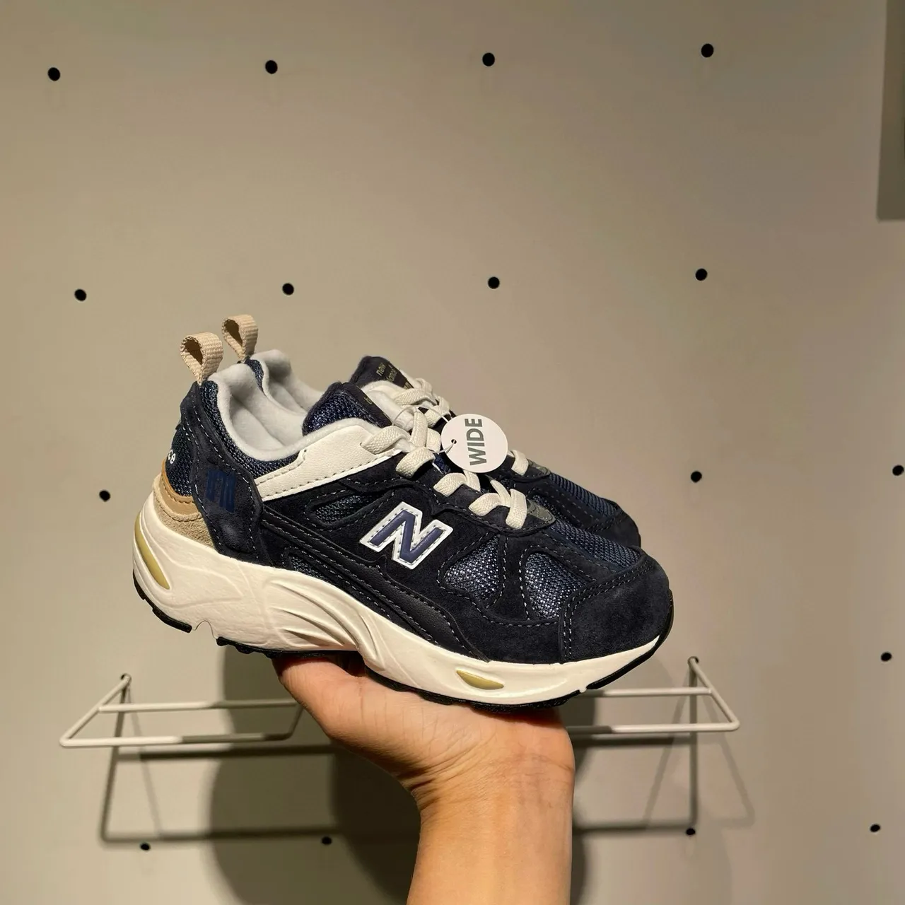 New Balance رمادي أبيض وسط طبقة شبكية و جلد الغزال العلوي حذاء رياضي سميك 19
