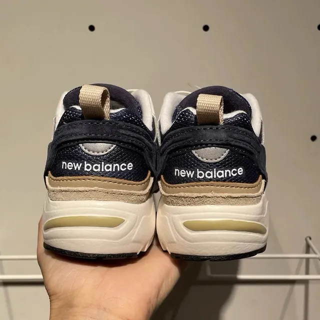 New Balance رمادي أبيض وسط طبقة شبكية و جلد الغزال العلوي حذاء رياضي سميك 21