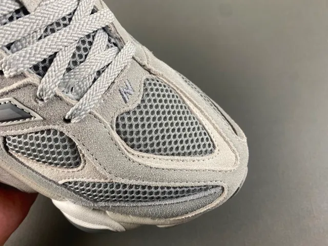 New Balance Cinza Branco Midsole Esculpido Malha E Camurça Superior Tênis Chunky 2