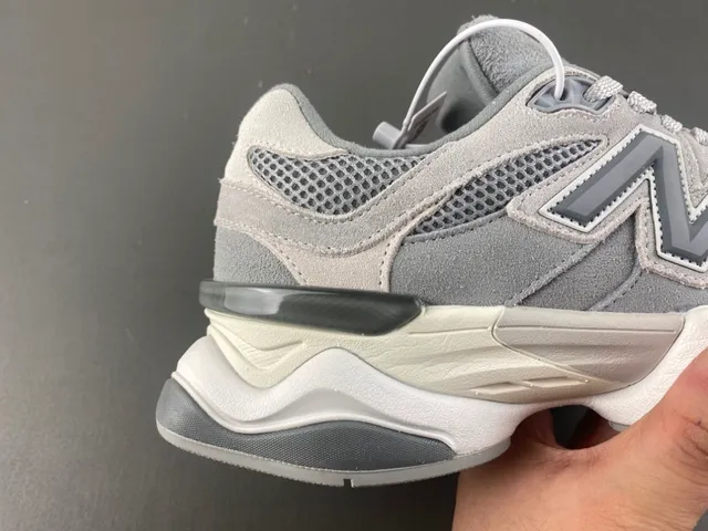 New Balance Cinza Branco Midsole Esculpido Malha E Camurça Superior Tênis Chunky 3