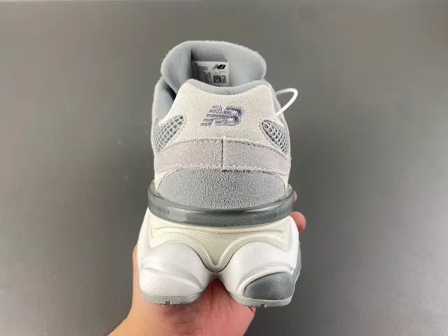 New Balance Cinza Branco Midsole Esculpido Malha E Camurça Superior Tênis Chunky 4