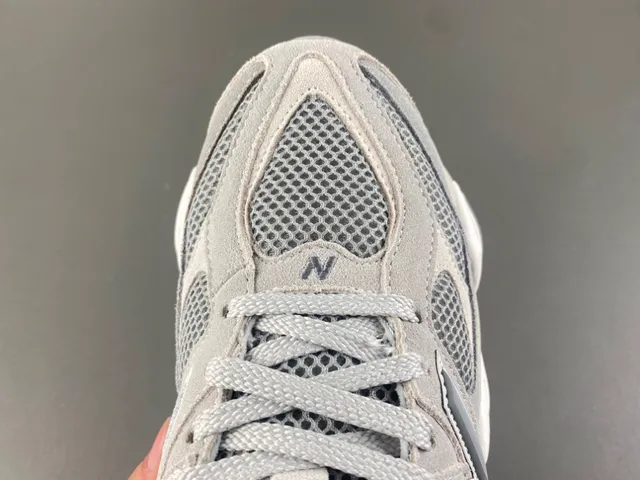 New Balance Cinza Branco Midsole Esculpido Malha E Camurça Superior Tênis Chunky 5