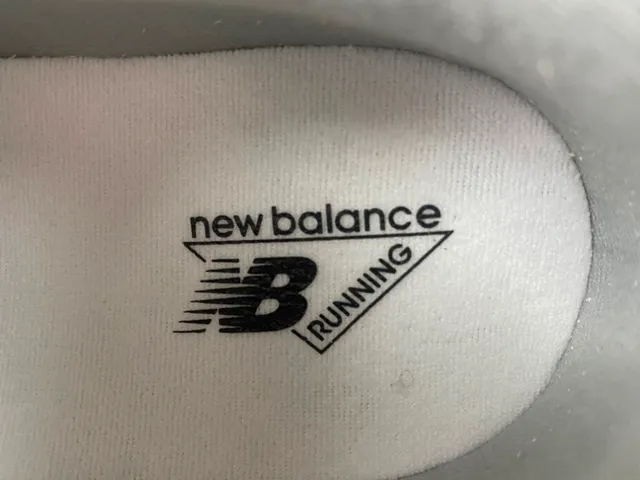 New Balance Cinza Branco Midsole Esculpido Malha E Camurça Superior Tênis Chunky 7