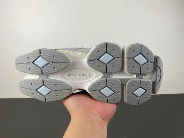 New Balance Cinza Branco Midsole Esculpido Malha E Camurça Superior Tênis Chunky 9