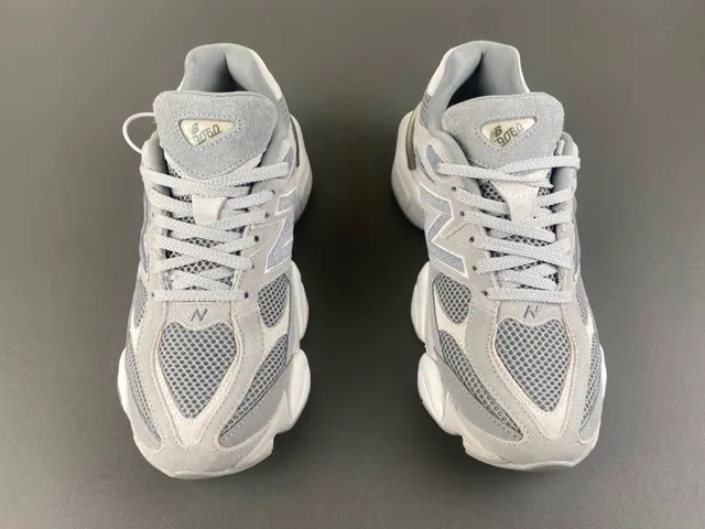 New Balance Cinza Branco Midsole Esculpido Malha E Camurça Superior Tênis Chunky 11