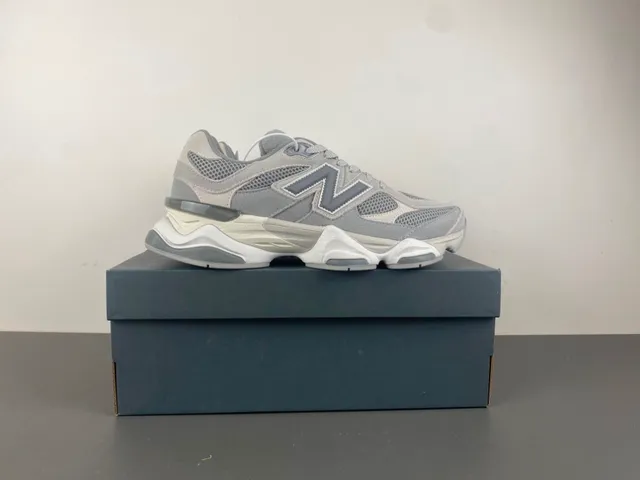 New Balance Cinza Branco Midsole Esculpido Malha E Camurça Superior Tênis Chunky 15
