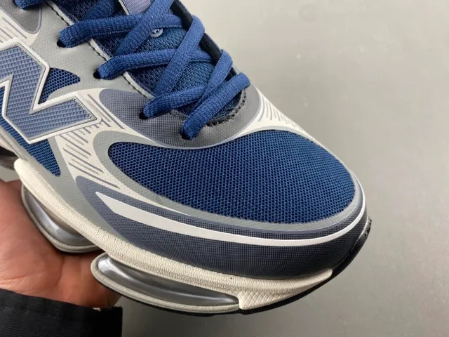 New Balance Chaussures chunky sneakers Navy Gray, cushioning d'air segmenté visible, upper en mesh et synthétique en couches 2