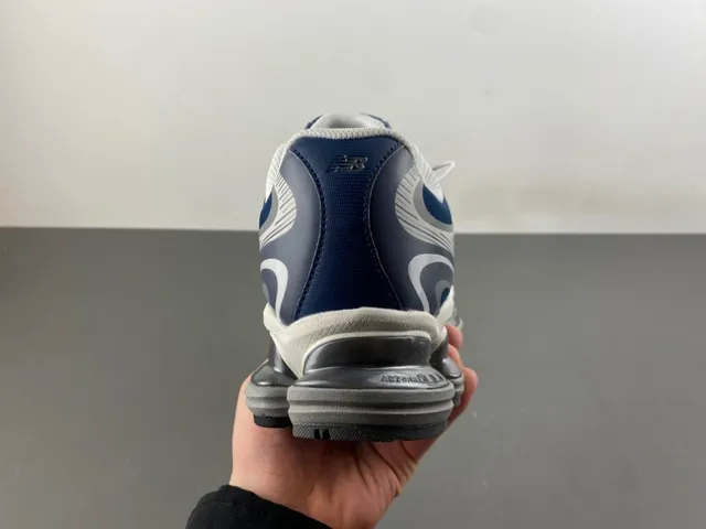 New Balance Chaussures chunky sneakers Navy Gray, cushioning d'air segmenté visible, upper en mesh et synthétique en couches 4