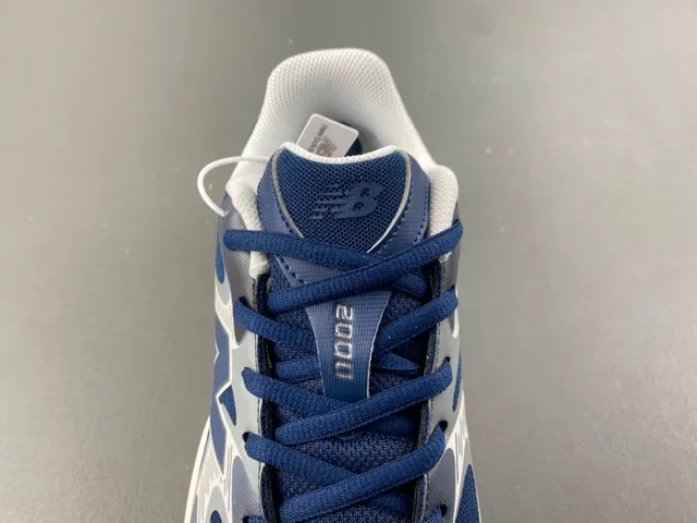 New Balance Chaussures chunky sneakers Navy Gray, cushioning d'air segmenté visible, upper en mesh et synthétique en couches 6