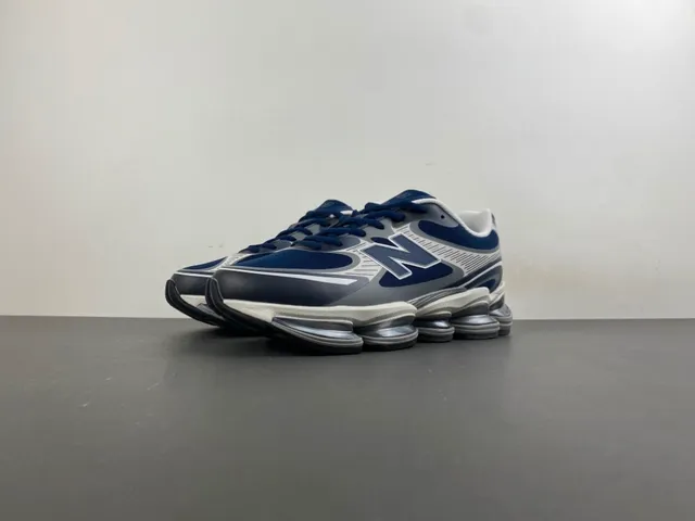 New Balance Chaussures chunky sneakers Navy Gray, cushioning d'air segmenté visible, upper en mesh et synthétique en couches 10