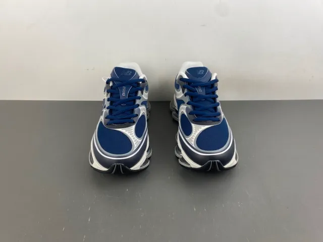 New Balance Chaussures chunky sneakers Navy Gray, cushioning d'air segmenté visible, upper en mesh et synthétique en couches 11