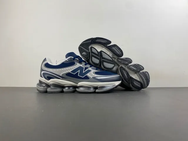 New Balance Chaussures chunky sneakers Navy Gray, cushioning d'air segmenté visible, upper en mesh et synthétique en couches 12
