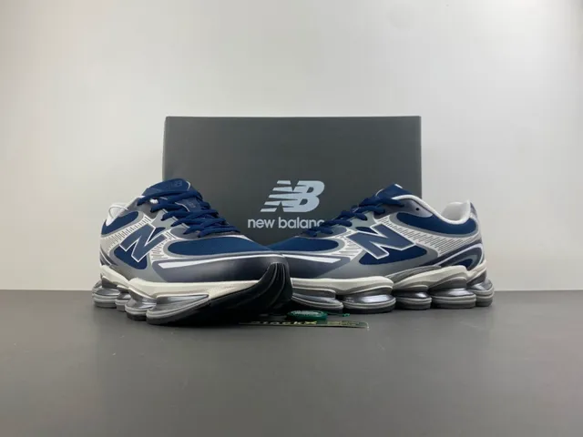 New Balance Chaussures chunky sneakers Navy Gray, cushioning d'air segmenté visible, upper en mesh et synthétique en couches 13