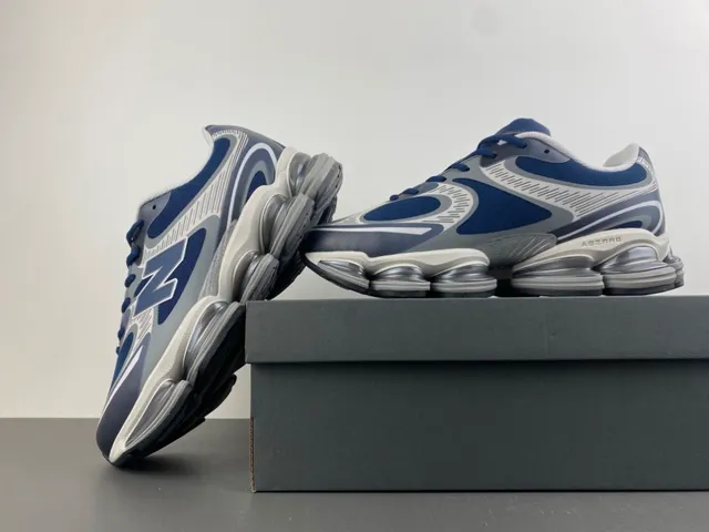 New Balance Chaussures chunky sneakers Navy Gray, cushioning d'air segmenté visible, upper en mesh et synthétique en couches 14