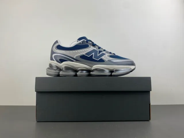 New Balance Chaussures chunky sneakers Navy Gray, cushioning d'air segmenté visible, upper en mesh et synthétique en couches 15