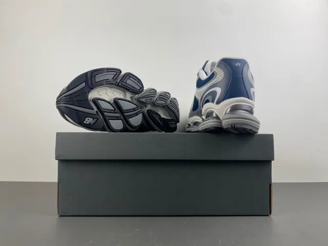 New Balance Chaussures chunky sneakers Navy Gray, cushioning d'air segmenté visible, upper en mesh et synthétique en couches 16